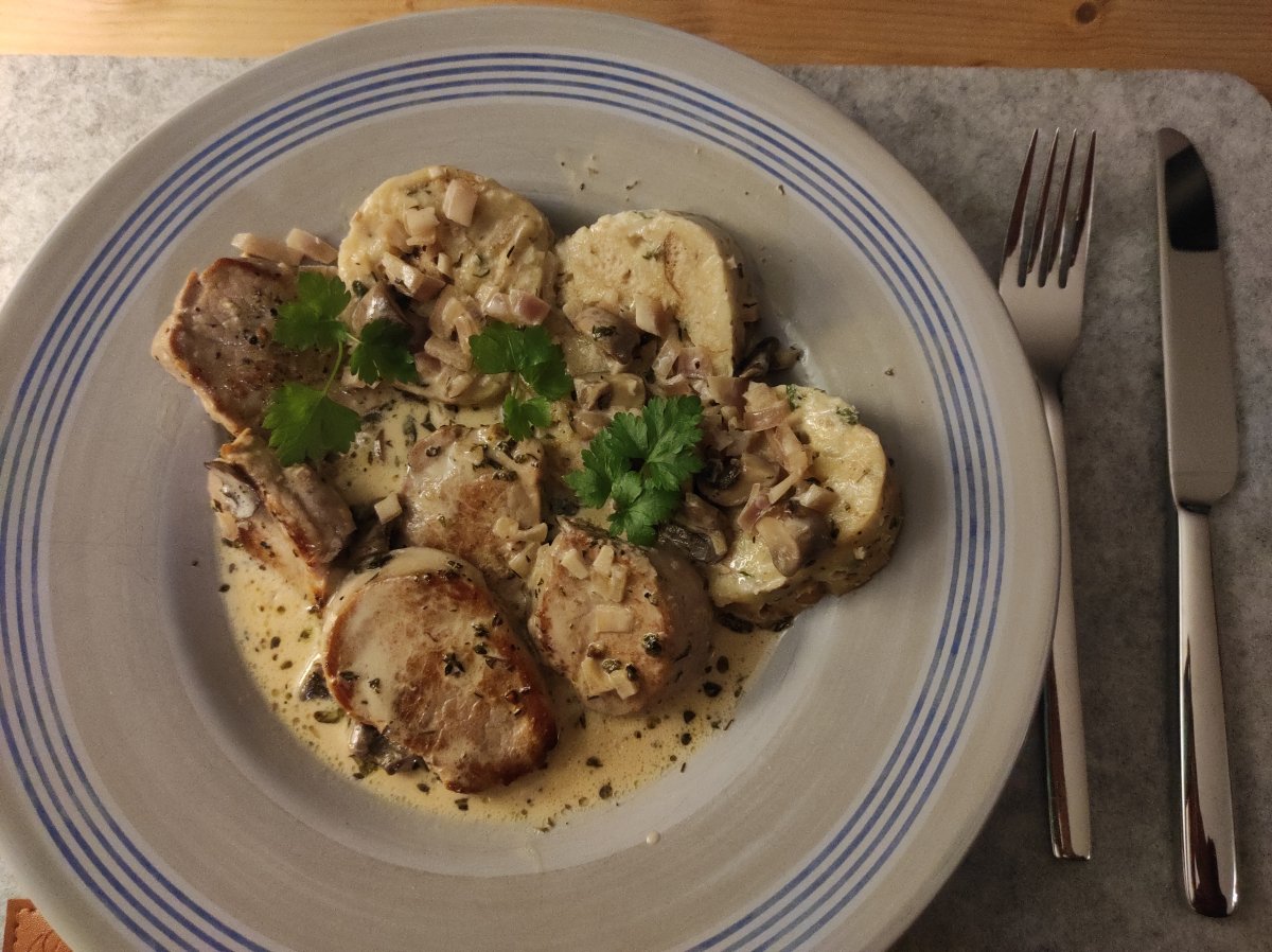 2021-05-16 Schweinfilet in Champignon-Soße mit Semmelknödel.jpg