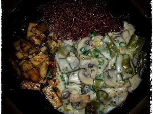 Vegetarisches Gyros, Rahmgemüse und Roter Reis