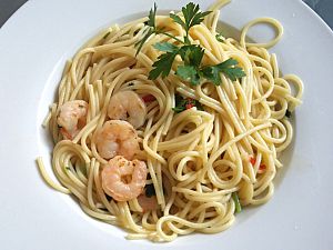 spaghetti aglio, olio e peperoncino (mit Shrimps)