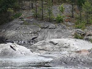 Flussbett aus Granit