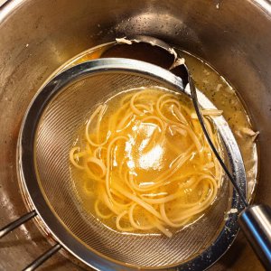 Vorgekochte Nudeln in der Suppe auf Temperatur bringen