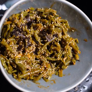 Grüne Bohnen mit Con Gochujang