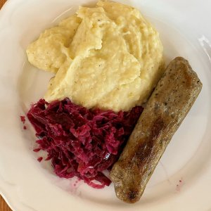 selbstgem. Thüringer Rostbratwurst, Kartoffelbrei, geschmortes Rotkohlferment