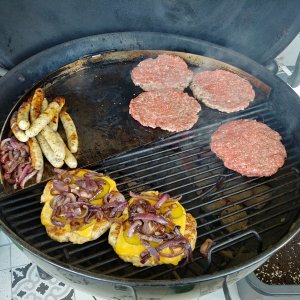 Zwiebeln auf die Gurken - Beefpatties auf den Grill