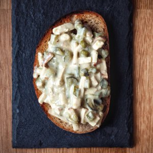 frisches Brot, geröstet + Pflanzl. Salat nach Art Fleischsalat