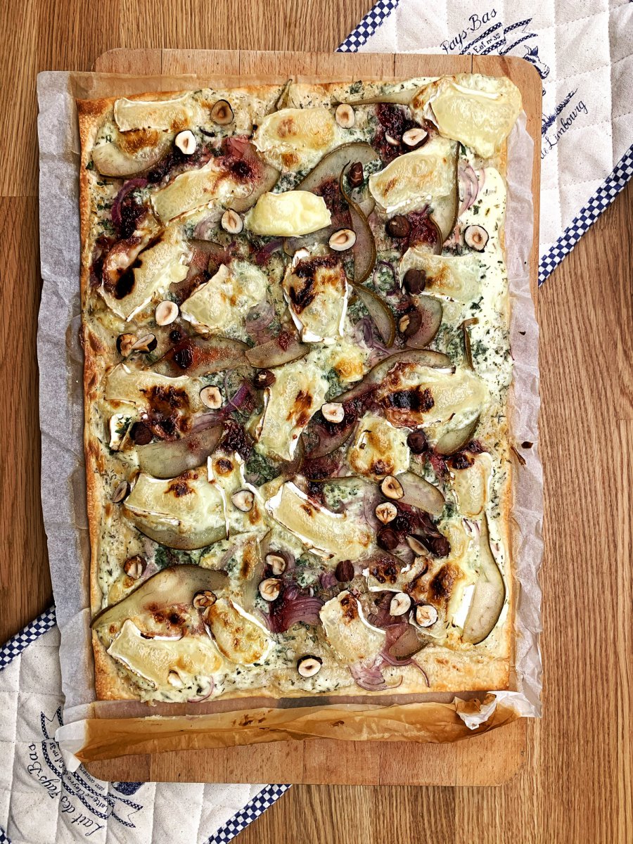 Flammkuchen m. Camembert, Birne, Petersilie & Thymian, Creme Fraiche, Haselnüssen & Wildpreiselbeeren