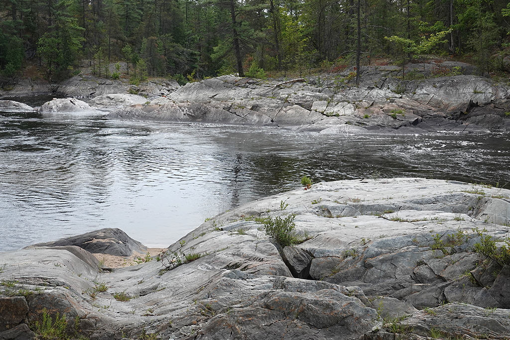 Flussbett aus Granit