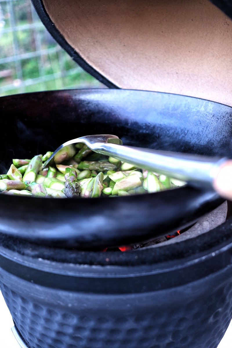 Grüner Spargel im Wok