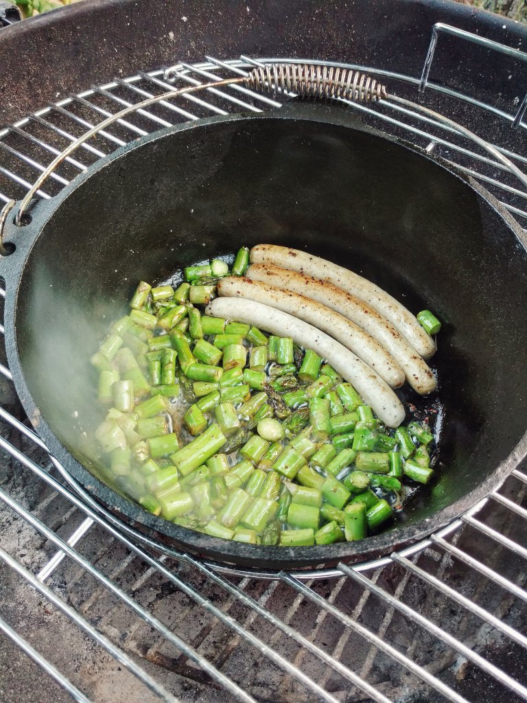 Grüner Spargel in Knoblauchbutter mit Würstchen