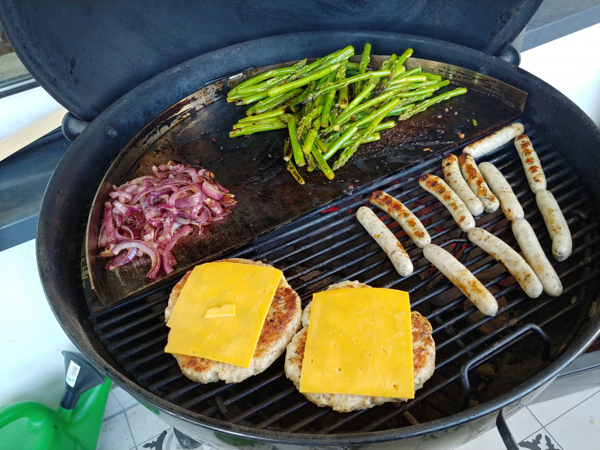 Käse auf's Geflügel - Würstchen auf den Rost