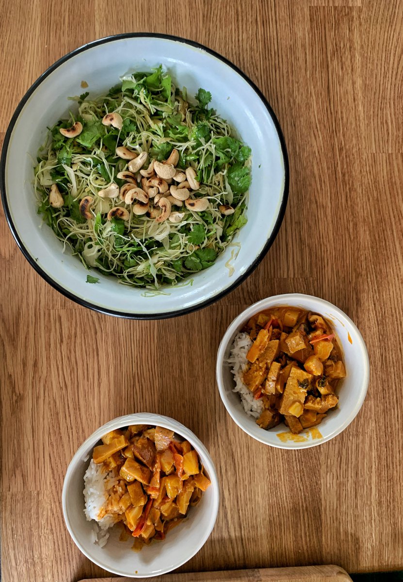 Rotes Thaicurry & Koriander-Cashew-Weißkohl Salat