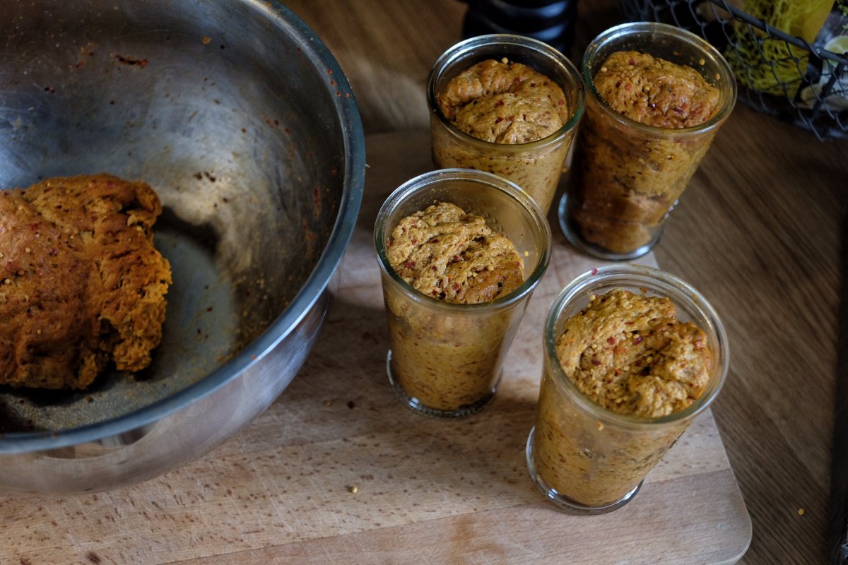 Seitan in Formen, bereit zum Dämpfen