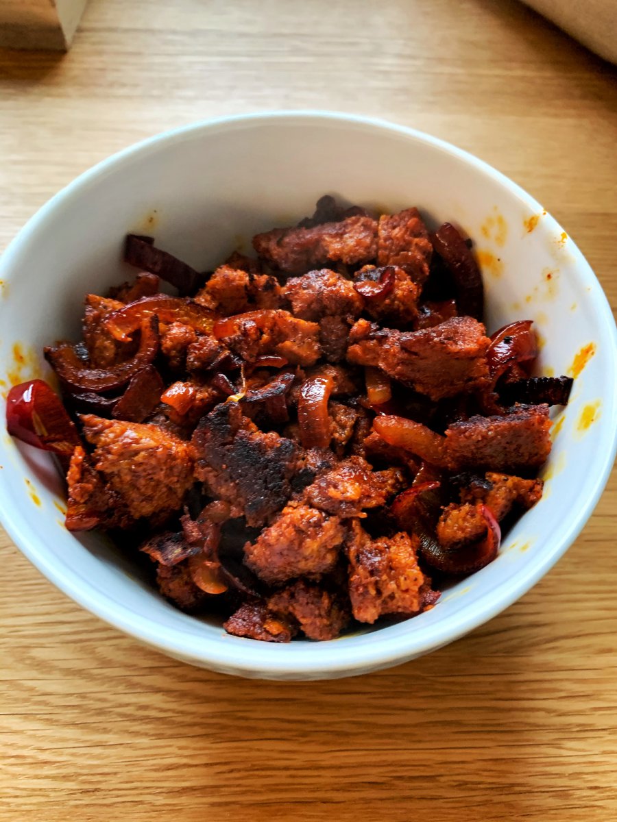 Seitan, Zwiebeln, Achiote, gebraten