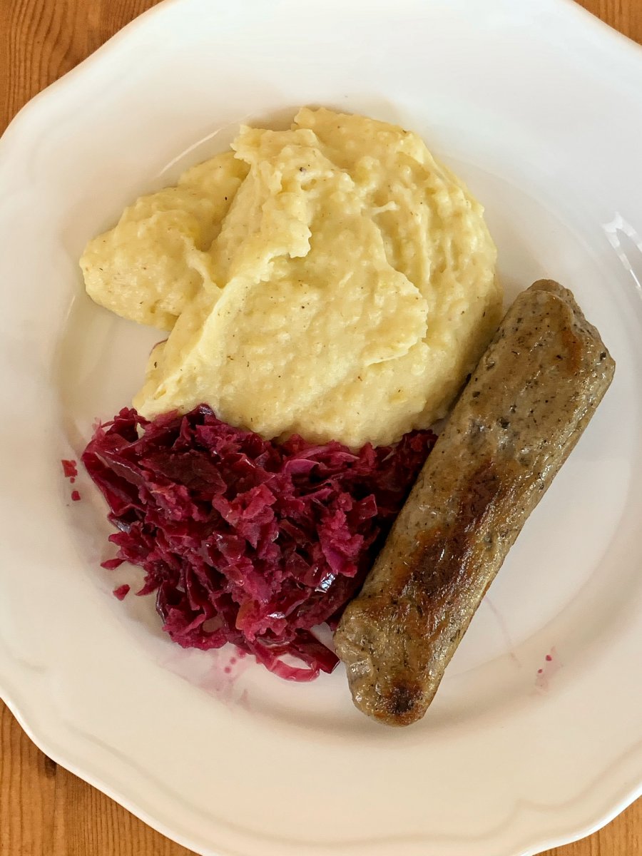 selbstgem. Thüringer Rostbratwurst, Kartoffelbrei, geschmortes Rotkohlferment