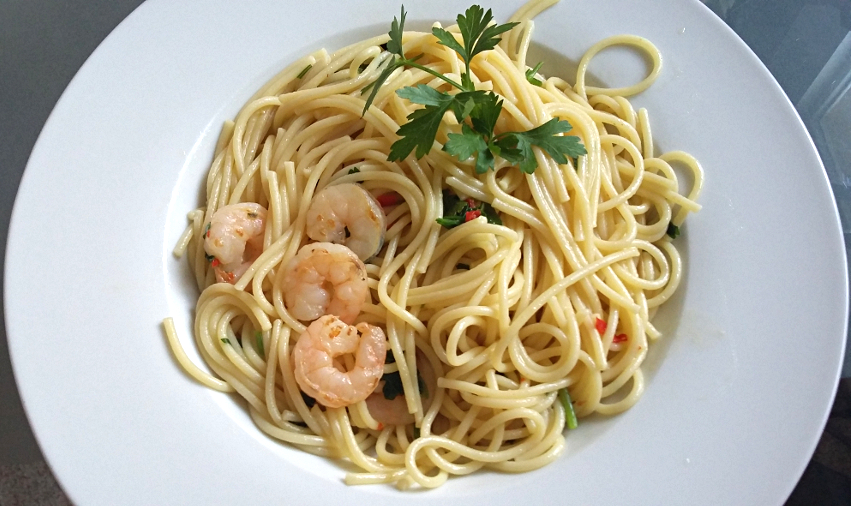 spaghetti aglio, olio e peperoncino (mit Shrimps)