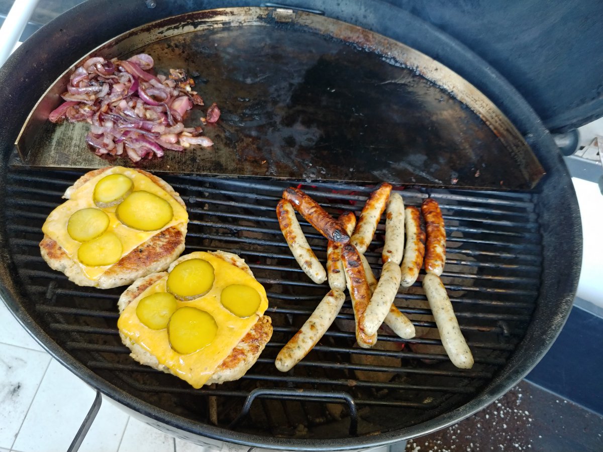 Spargel runter - Würstchen wenden - Gurken auf den Käse