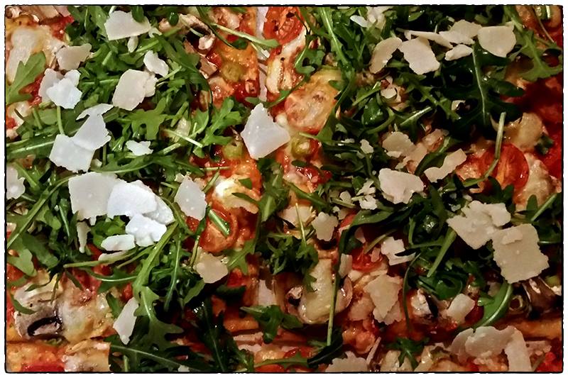 Veggi Pizza mit Ruccola und 3erlei Käse