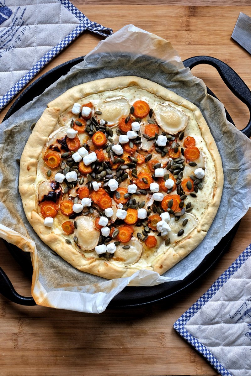 Ziegenkäse-Galette mit karamellisierten Knoblauchkarotten