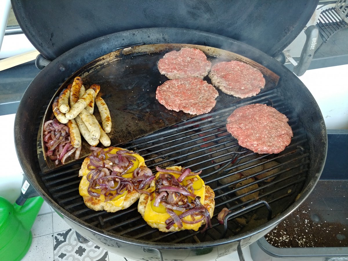 Zwiebeln auf die Gurken - Beefpatties auf den Grill