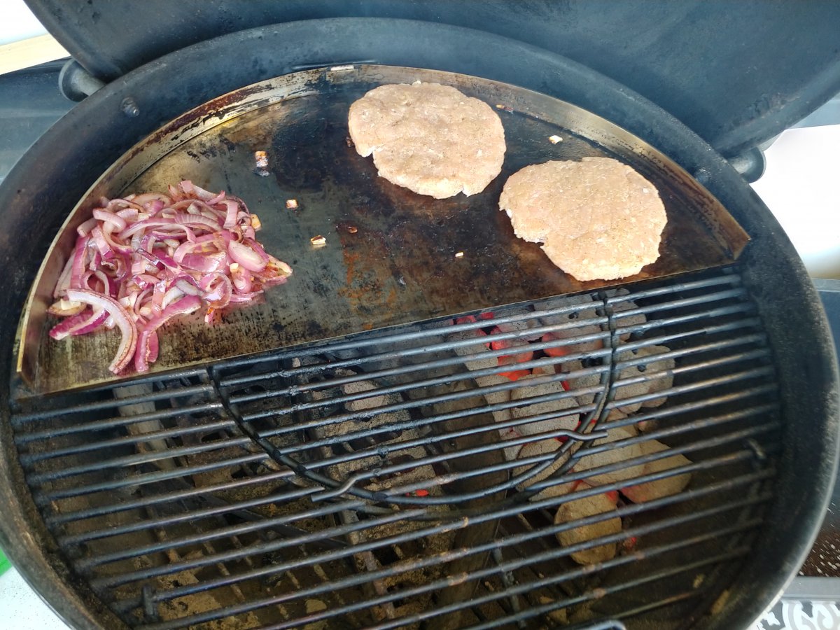 Zwiebeln zur Seite - Geflügelpatties drauf